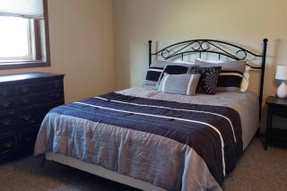 Roomy Quiet Apartment - 9