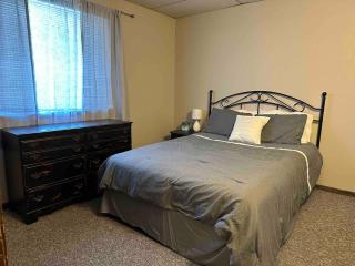 Roomy Quiet Apartment - 8
