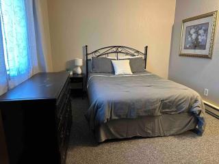 Roomy Quiet Apartment - 7