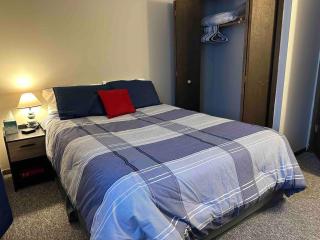 Roomy Quiet Apartment - 4