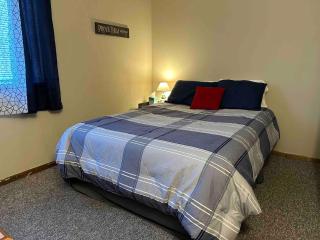 Roomy Quiet Apartment - 2