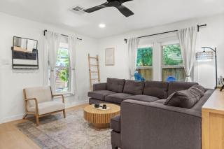 E Austin 2BR 2BA Stay w Grill by Lady Bird Lake Live Music by Austin Vacay - 4