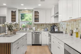 E Austin 2BR 2BA Stay w Grill by Lady Bird Lake Live Music by Austin Vacay - 1