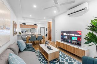 Stylish Townhouse Double Garage Great Location - 0
