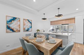 Stylish Townhouse Double Garage Great Location - 8