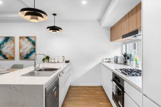 Stylish Townhouse Double Garage Great Location - 7