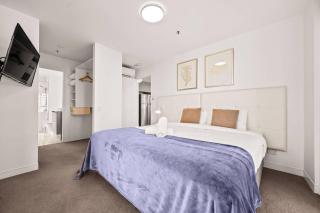 Surfers Paradise Escape carpark Resort Facilities - 1