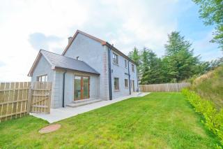 Deluxe 4 Bedroom New Build with Games Room & Private Garden By Travel Lets Holiday Homes Letterkenny - 4