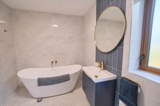 Deluxe 4 Bedroom New Build with Games Room & Private Garden By Travel Lets Holiday Homes Letterkenny - 3