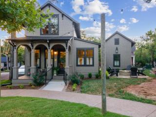 The Classy Cottage at Selah-2 Bed 2 Bath-Sleeps 6 - 7