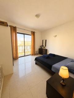3-Bedroom in Central Location, Steps from Seafront - 6