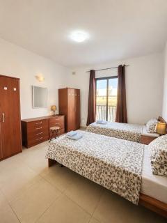 3-Bedroom in Central Location, Steps from Seafront - 1