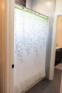 The Honeysuckle at Selah 3 Bedrooms Sleeps 10 - 8