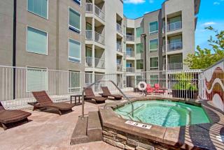 Spacious 2-Bedroom Urban Oasis - 7