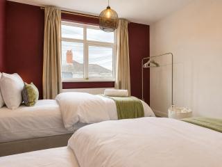 Perfect Booking 2 Bed Home with Street Parking - 1