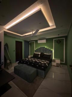 2 Bedroom Apartment,3 AC, Snacks & Free Parking Bahria Town Lahore - 3
