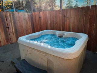 Cozy Cottage Near Bass Lake, Yosemite with hot tub - 6