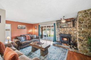 Yosemite Cottage Views, Hot Tub & Theater - 8