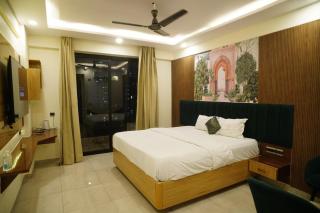 Red Flag Golden Hour Hideout Omaxe Hazratganj Near Malls and Stadium - 4