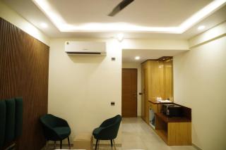 Red Flag Golden Hour Hideout Omaxe Hazratganj Near Malls and Stadium - 3