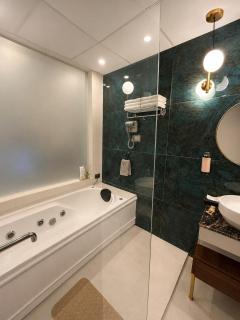 Luxury Jacuzzi Studio in Omaxe Near Ekana - 9
