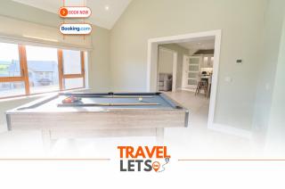 Deluxe 4 Bedroom New Build with Games Room & Private Garden By Travel Lets Holiday Homes Letterkenny - 0