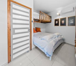 Zoe - 1