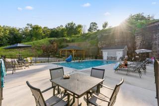 Close to SDC & Strip! 2 King Beds Baby Gear! - 8