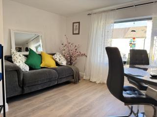 Family Apartment Opp Old Coach inn and Bus Stop - 6