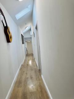Family Apartment Opp Old Coach inn and Bus Stop - 5