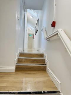 Family Apartment Opp Old Coach inn and Bus Stop - 3