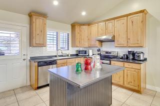 Patio & Mtn Views! Group Getaway in South Jordan - 2