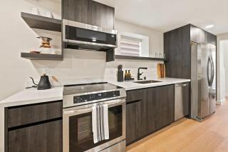 Brand-New Modern 2BR Private with AC and Free Parking - 7
