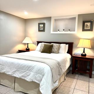 Modern Private 2-Bedroom Guest Suite l Free Parking l Self Check-in! - 1