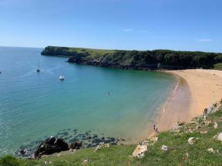 Family-friendly cottage - walk to stunning beach - 9