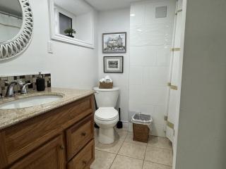 Modern Private 2-Bedroom Guest Suite l Free Parking l Self Check-in! - 6