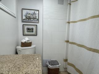 Modern Private 2-Bedroom Guest Suite l Free Parking l Self Check-in! - 7