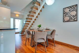Stylish Townhouse in City Centre with Free Parking - Pass the Keys - 2