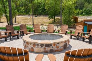 The Lazy Beaver Lodge - Hot Tub - 3