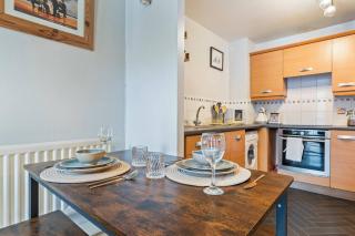Central location, Private Patio, free parking, Wifi - 2