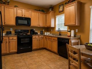 4BR Home with calif king bed Sleeps 10, Gym near Airport - 3