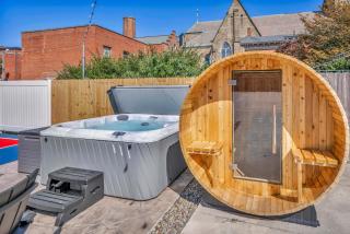 3 Homes Hot Tub Sauna & Pickleball Retreat - 2