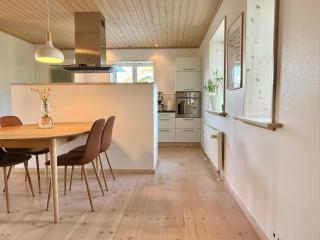 Bright 3-Bedroom Apartment with Free Parking - 0