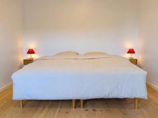 Bright 3-Bedroom Apartment with Free Parking - 9
