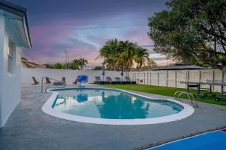 Fun Miami Pool Home Pickable Firepit Pingpong - 8