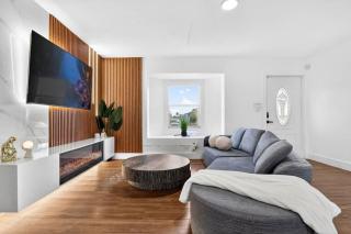 Fun Miami Pool Home Pickable Firepit Pingpong - 4