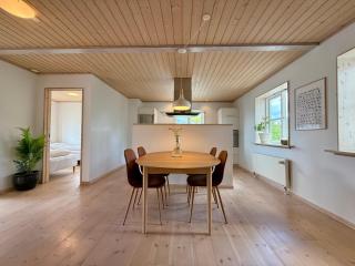Bright 3-Bedroom Apartment with Free Parking - 7