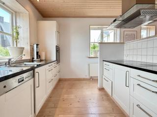 Bright 3-Bedroom Apartment with Free Parking - 3
