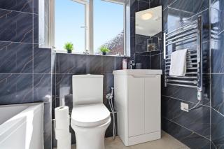 Elegant 2-Bed City Centre Flat, Free Parking - 8