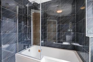 Elegant 2-Bed City Centre Flat, Free Parking - 7